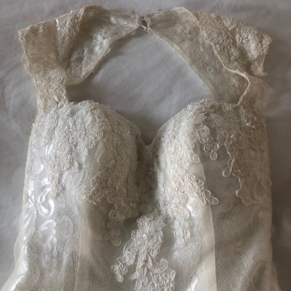 Keyhole Back Lace Ivory Wedding Dress - Picture 2 of 16